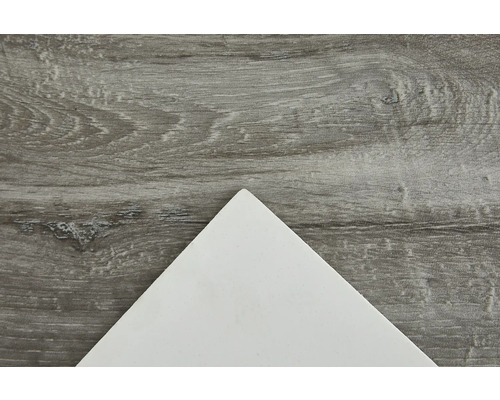 Panneau décoratif aspect bois sur surface blanche