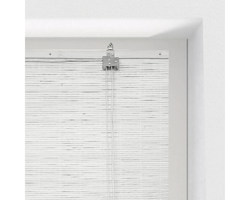 Store en bambou dans un cadre de fenêtre avec cordons de tirage