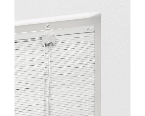 Vue détaillée d''un store en bambou avec cordons de traction