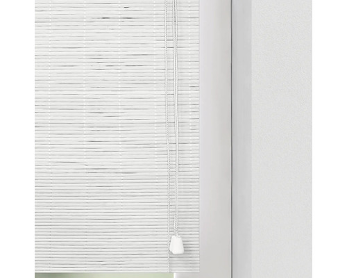 Détail d''un store en bambou blanc avec cordon de tirage pour la décoration de fenêtre.