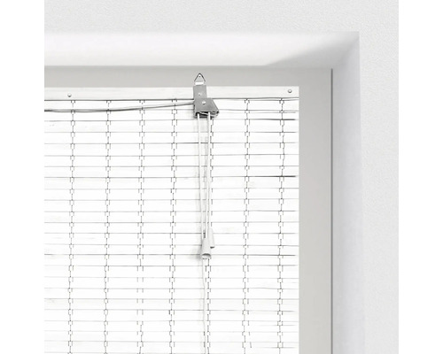 Vue détaillée d''une décoration de fenêtre en bambou avec cordon de traction