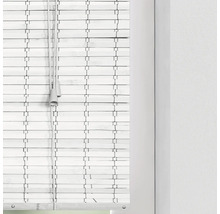 Store vénitien en bambou blanc à la fenêtre