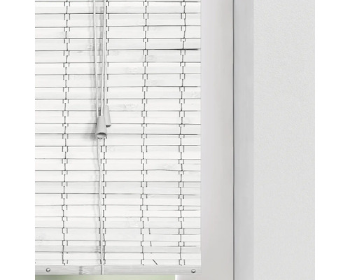 Store vénitien en bambou blanc à la fenêtre