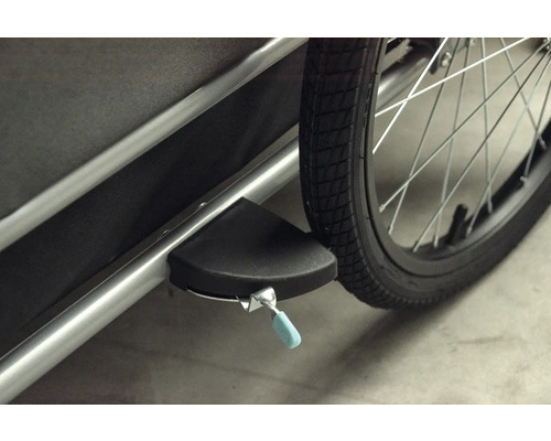 Vue détaillée d''une remorque de vélo avec frein de stationnement et roue