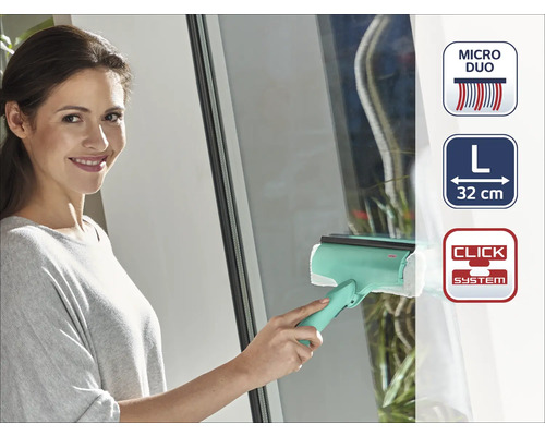 Femme nettoie les fenêtres avec un lave-vitre Micro Duo, taille L, 32 cm, système Click