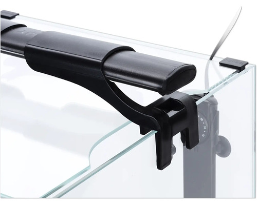 Aquarienleuchte mit Halterung am Aquarium befestigt