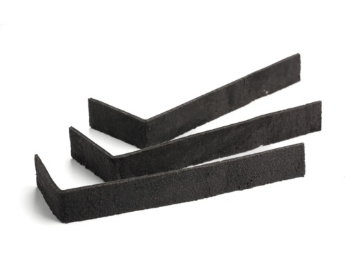 Drei Winkelprofile aus Gummi auf einem weißen Untergrund.
