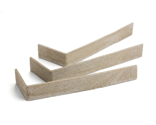 Drei Eckprofile aus Steinmaterial für den Innenausbau