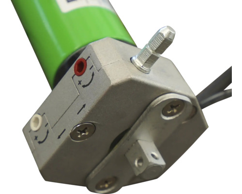 Detailansicht eines Rollladenmotors mit Einstellschrauben