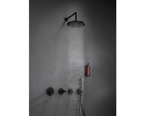 Duschsystem mit Kopfbrause und Handbrause an einer grauen Wand