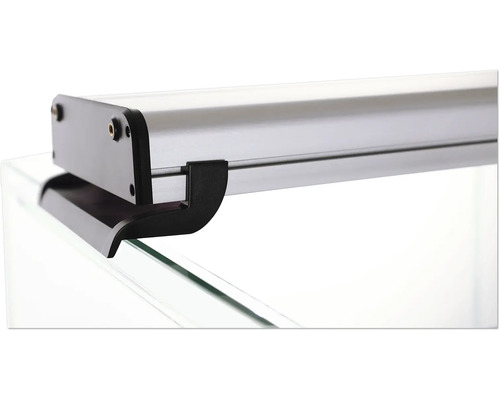 Lampe d''aquarium en métal sur le bord en verre