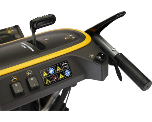 Bedienfeld einer Schneefräse mit Schaltern, Hebel und Griff