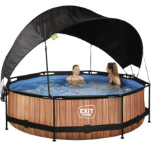 Runder Pool mit Holzverkleidung und Sonnendach, im Wasser befinden sich zwei Personen