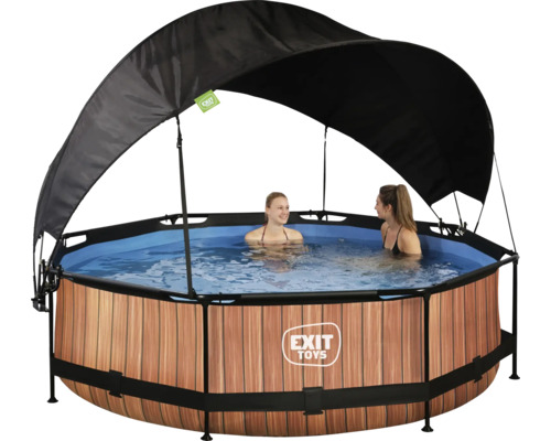 Runder Pool mit Holzverkleidung und Sonnendach, im Wasser befinden sich zwei Personen