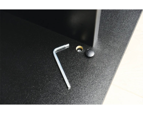 Clé Allen et cache sur une surface de meuble