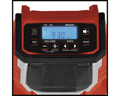 Gros plan d''une radio de chantier avec affichage numérique, boutons pour le volume, la recherche de stations et le mode