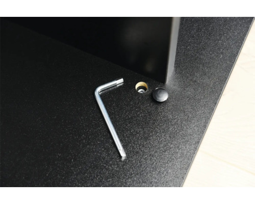 Clé Allen et vis sur une surface noire