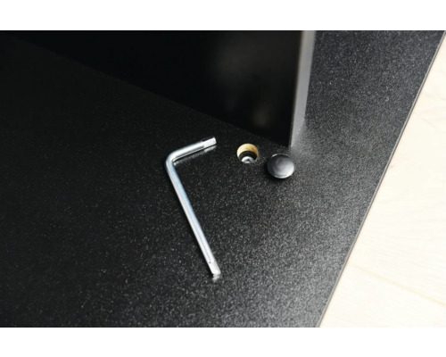 Clé Allen et vis sur une surface noire