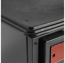 Vue détaillée d''une armoire à outils noire avec des vis