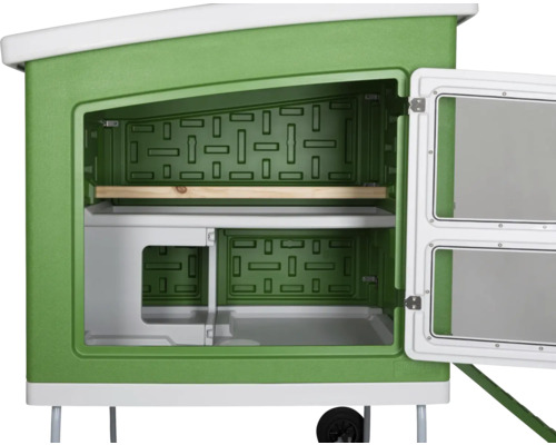 Poulailler KERBL Mobile Coop poulailler mobile en bois env. 113 x 92 x 138 cm rouge, toit en acier inoxydable, y compris nid de ponte et échelle pour poules Vue intérieure d''un poulailler vert avec des étagères