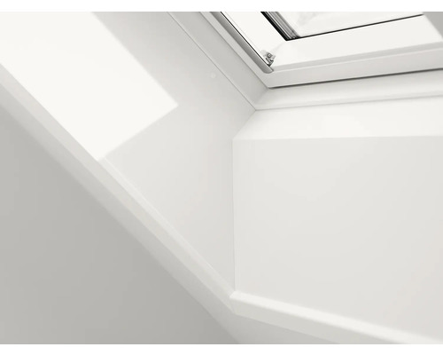 Nahaufnahme eines Dachfensters mit Innenverkleidung