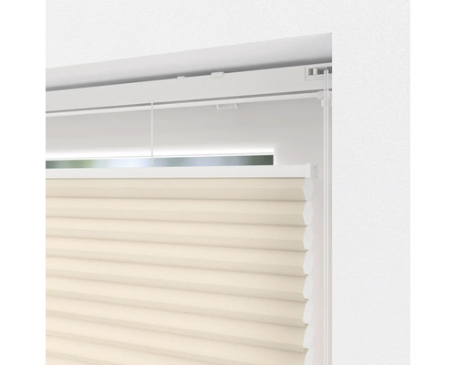 Nahaufnahme eines beigefarbenen Plissees am Fenster