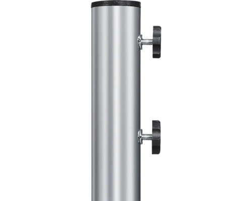 Pfosten aus Metall mit Schrauben zur Befestigung