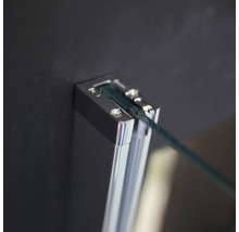 Detailaufnahme einer Duschkabinenbefestigung aus Metall und Glas.