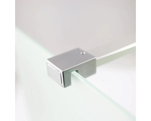 Detailansicht einer Glasablage mit Halterung aus Metall