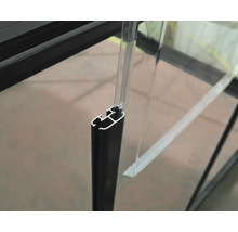 Vue détaillée d''un cadre de serre avec vitrage