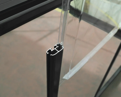 Vue détaillée d''un cadre de serre avec vitrage