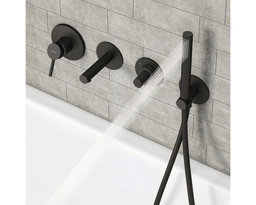 Schwarze Unterputz-Badarmatur mit Handbrause über einer Badewanne