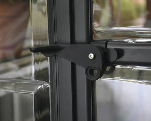 Detailansicht eines Fenstergriffs mit Verriegelungsmechanismus