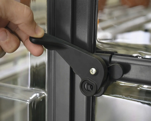 Detailaufnahme eines Fenstergriffs in Bedienung