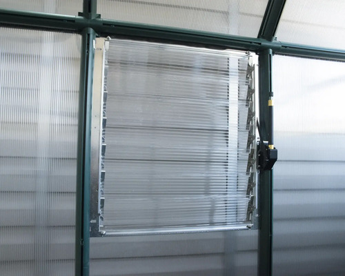 Fenêtre de serre avec lamelles pour la ventilation