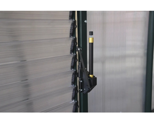 Vue détaillée d''une commande de jalousie pour une serre