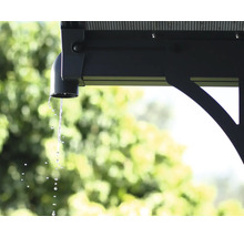 Detailansicht einer Regenrinne an einem Gebäude mit ablaufendem Wasser