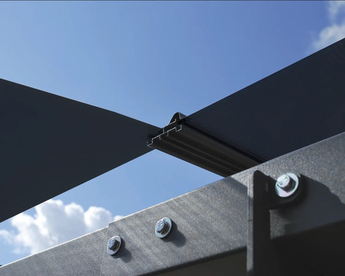 Detailansicht einer Terrassenüberdachung mit Lamellen und Schrauben vor blauem Himmel.