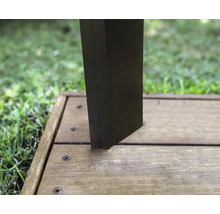 Detailansicht einer Terrassenkonstruktion mit Holzfliesen und Pfosten