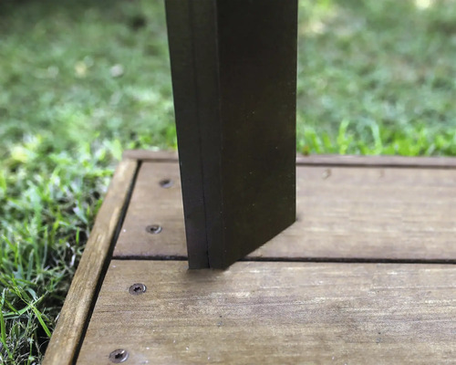 Detailansicht einer Terrassenkonstruktion mit Holzfliesen und Pfosten