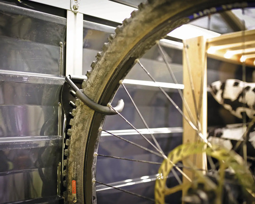 Fahrradreifen an einer Fahrradhalterung montiert