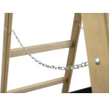 Vue détaillée d''une échelle en bois avec une chaîne métallique pour la stabilisation