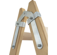 Vue détaillée d''une échelle en bois avec des ferrures métalliques