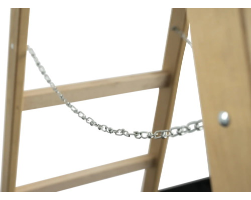 Detailansicht einer Holzleiter mit Kette