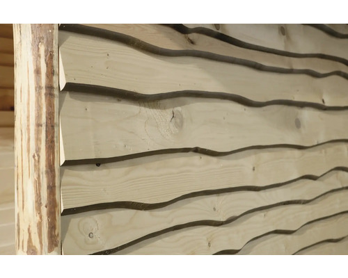 Façade en bois avec tronc d''arbre