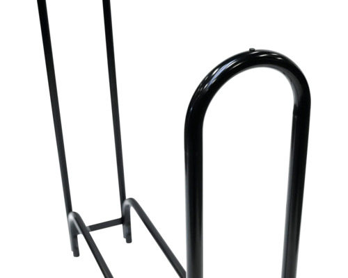 Detailansicht eines schwarzen Kaminholzregals.