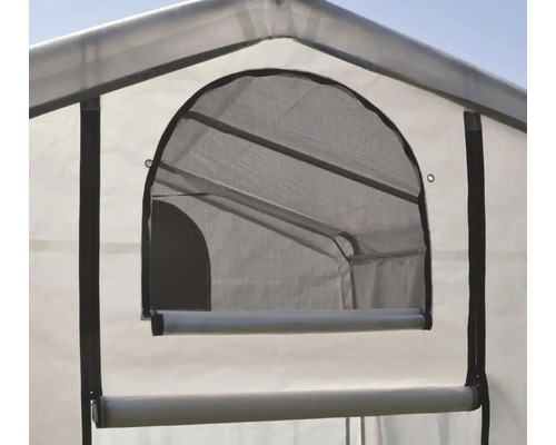 Detailansicht eines Gewächshauses mit einem Fenster, das mit einem Moskitonetz versehen ist.