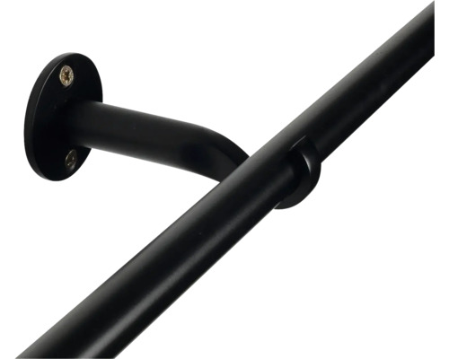 Detailaufnahme einer schwarzen Garderobenstange mit Halterung zur Wandbefestigung
