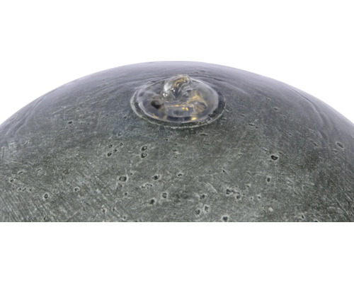 Vue détaillée d''un jeu d''eau de fontaine de jardin sphérique