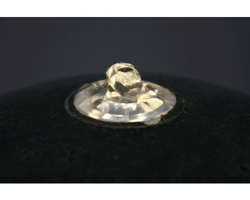 Gros plan d''une buse de fontaine de jardin en plastique